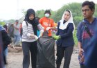 Wawali Palu Bersihkan Sampah Kiriman di Pantai Dupa
