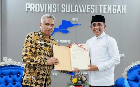 Kakanwil BPN Sulteng Serahkan Sertipikat Aset Pemprov ke Gubernur Anwar