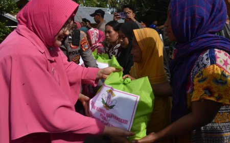 Kapolda Sulteng Serahkan Bantuan Korban Banjir di Donggala