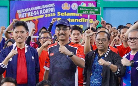 Sekjen ATR/BPN Ikuti Laga Eksibisi Pembukaan Kejuaraan Bulutangkis HUT ke-54 KORPRI