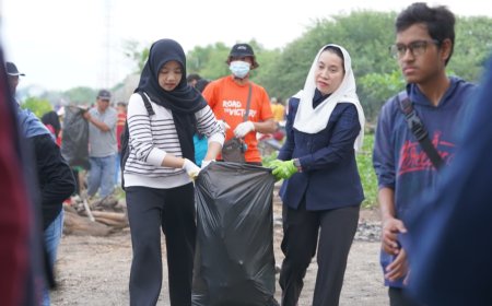 Wawali Palu Bersihkan Sampah Kiriman di Pantai Dupa