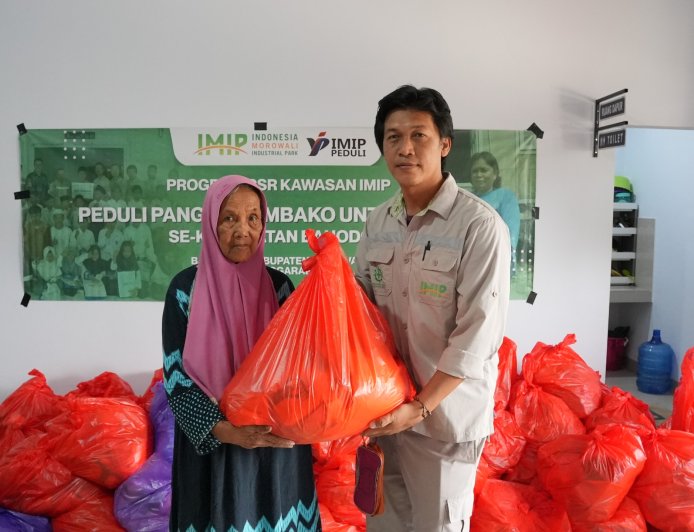 IMIP Berbagi Sembako untuk Dhuafa dan Lansia di 12 Desa