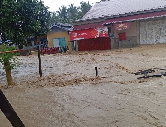 Wani-Donggala Dikepung Banjir,  Rumah Hanyut, 3 Jembatan Putus