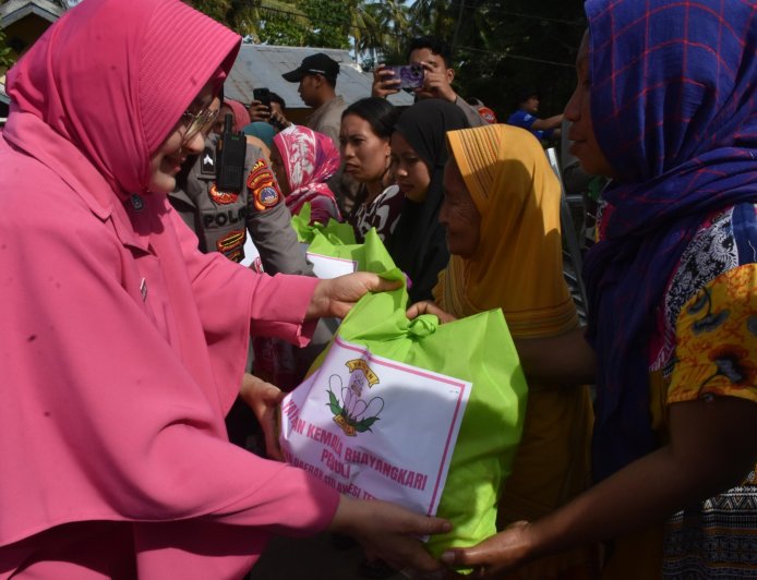 Kapolda Sulteng Serahkan Bantuan Korban Banjir di Donggala