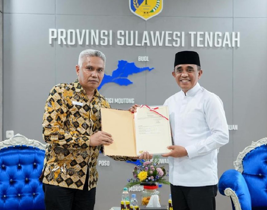 Kakanwil BPN Sulteng Serahkan Sertipikat Aset Pemprov ke Gubernur Anwar