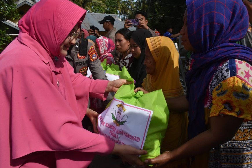 Kapolda Sulteng Serahkan Bantuan Korban Banjir di Donggala