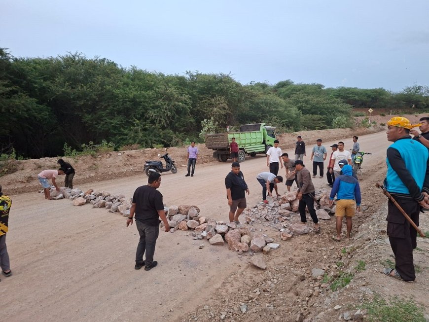 Tuntut Penciutan Lahan, Warga Poboya Blokir Akses Jalan Masuk ke Kantor Anak Perusahaan BRMS