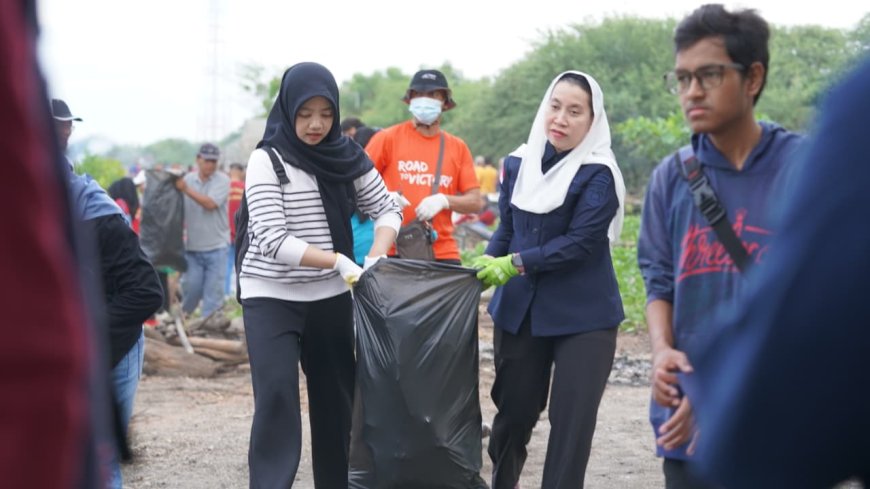 Wawali Palu Bersihkan Sampah Kiriman di Pantai Dupa
