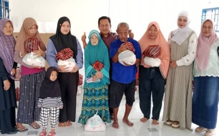 SDN 3 Poso Bagikan Paket Sembako Jelang Ramadan