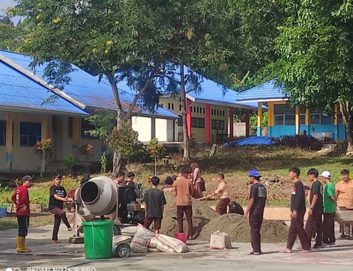 Siswa SMAN 1 Pamona Utara Buat Lapangan dengan Gotong Royong