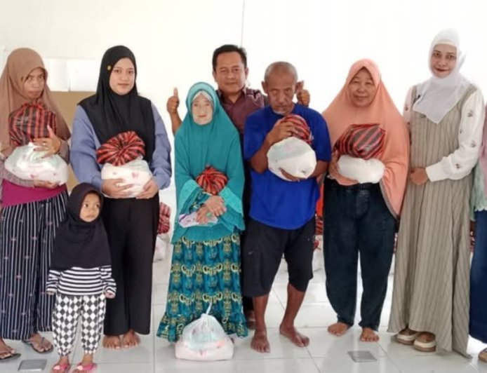 SDN 3 Poso Bagikan Paket Sembako Jelang Ramadan