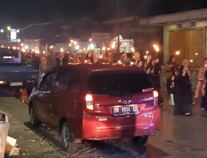 Meriah, Pawai Obor Jelang Ramadan di Poso
