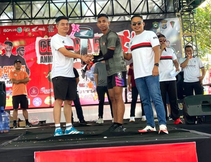 Anggota TNI Dapat Hadiah Motor di Anniversary 1 Tahun Honda Cendana Poso 