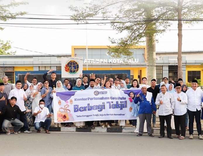 Kantah Palu Aksi Sosial Berbagi Takjil Gratis ke Masyarakat