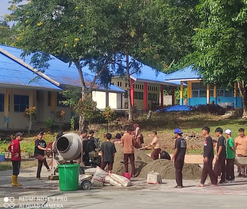 Siswa SMAN 1 Pamona Utara Buat Lapangan dengan Gotong Royong