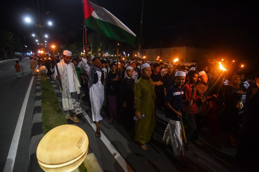 Ribuan Umat Islam Semarakkan Pawai Obor Sambut Ramadan 1447 H