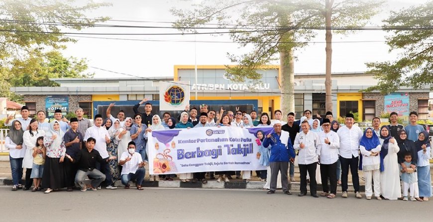 Kantah Palu Aksi Sosial Berbagi Takjil Gratis ke Masyarakat