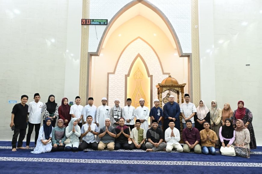 Safari Ramadan, Biro Adpim Salurkan Mushaf dan Informasi Pembangunan