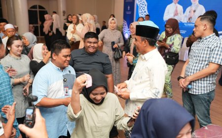 Anwar Hafid Jamu dan Bagi-Bagi Uang ke Warga