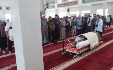 Lautan Manusia Iringi ‘Panglima Damai Poso’ ke Pemakaman Islam Gebangrejo