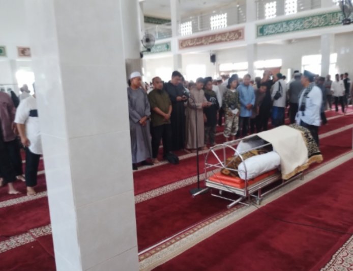 Lautan Manusia Iringi ‘Panglima Damai Poso’ ke Pemakaman Islam Gebangrejo