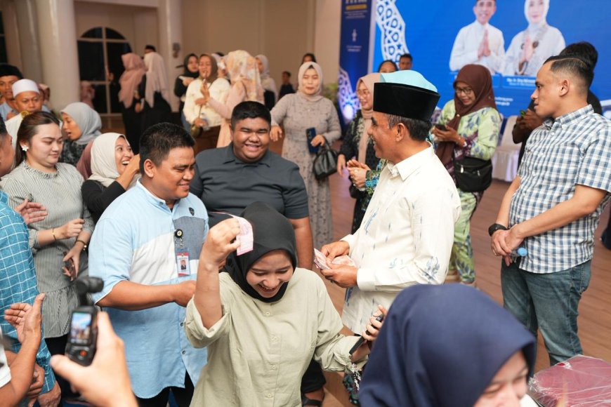 Anwar Hafid Jamu dan Bagi-Bagi Uang ke Warga