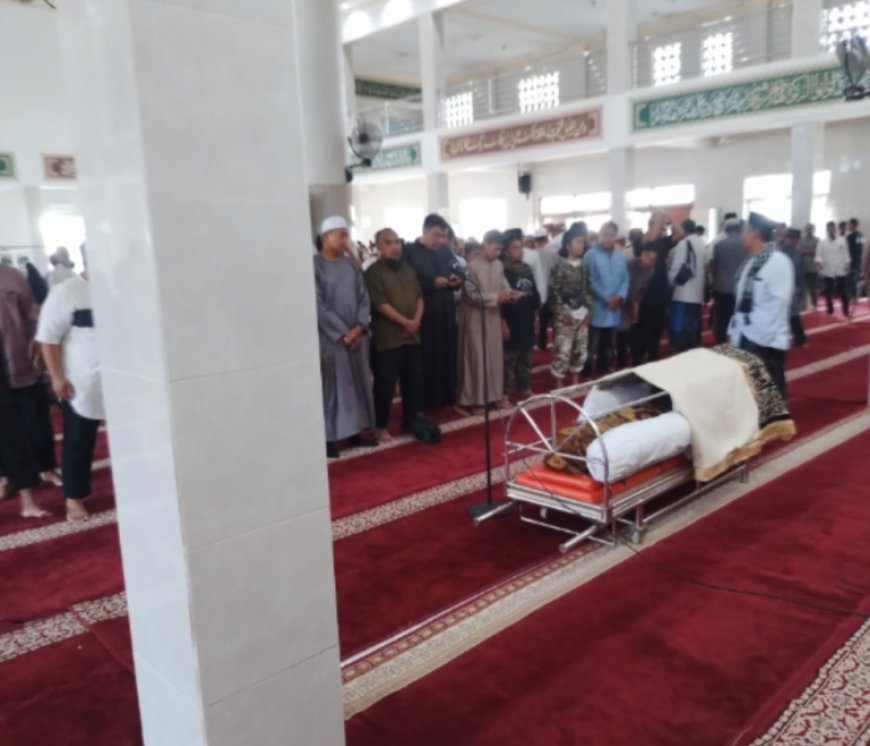 Lautan Manusia Iringi ‘Panglima Damai Poso’ ke Pemakaman Islam Gebangrejo