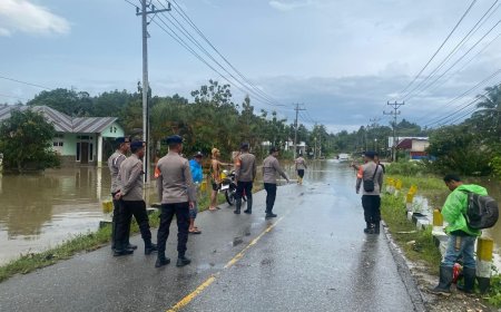 Banjir, Polisi Evakuasi Warga, Atur Lalu Lintas di Desa Saojo