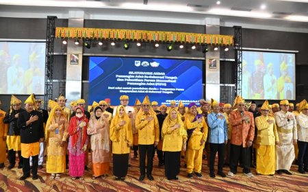 Perkuat Peran Adat,  Gubernur Lantik FKPA