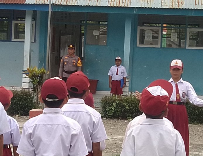 Jadi Pembina Upacara, Kapolsek Lore Selatan Tekankan Pentingnya Menghargai Jasa Pahlawan