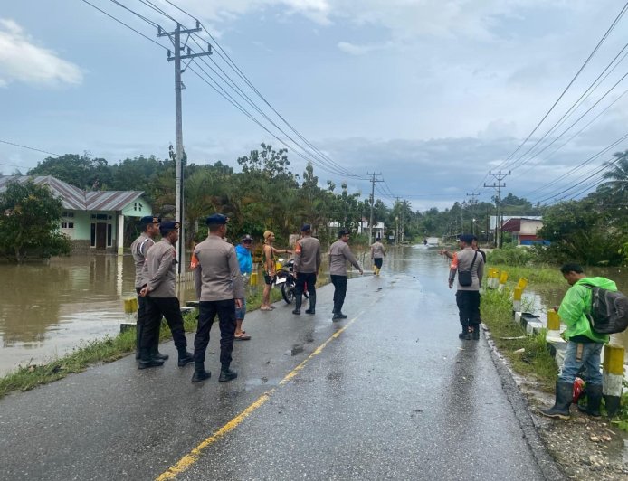 Banjir, Polisi Evakuasi Warga, Atur Lalu Lintas di Desa Saojo