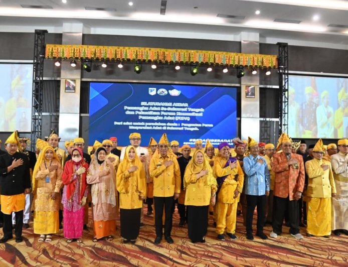 Perkuat Peran Adat,  Gubernur Lantik FKPA