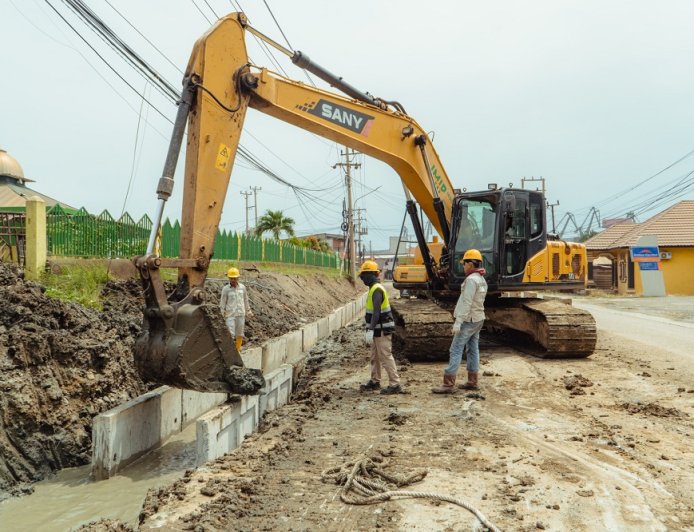 Tingkatkan Infrastruktur Jalan Nasional, IMIP Bangun Drainase Beton  di Ruas Trans Sulawesi