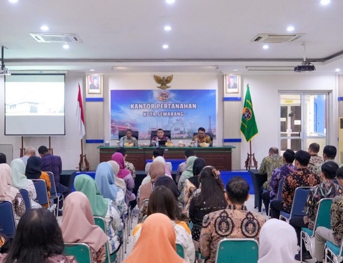 Tinjau Pelayanan Kantah Kota Semarang, Wamen Ossy: Jangan Tunda Berkas, Percepat Layanan Pertanahan