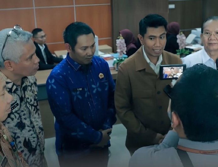 Komisi II DPR RI Kunjungan Kerja ke Kantah Palu Dirangkai Penyerahan Sertipikat