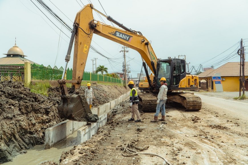 Tingkatkan Infrastruktur Jalan Nasional, IMIP Bangun Drainase Beton  di Ruas Trans Sulawesi