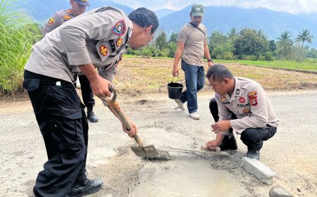 Polsek Lore Selatan Cor Jalan Berlubang