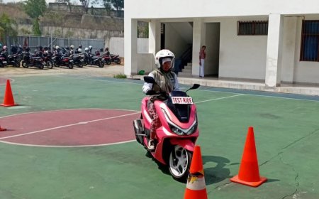Tips Berkendara Honda: Wanita ke Sekolah dengan Semangat #Cari_Aman Biar Happy