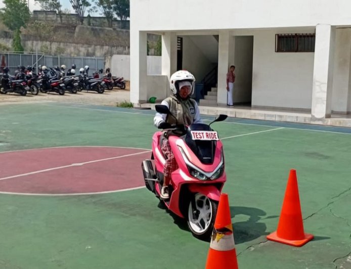 Tips Berkendara Honda: Wanita ke Sekolah dengan Semangat #Cari_Aman Biar Happy