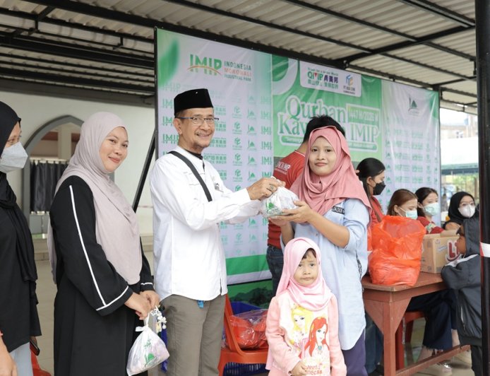 IMIP Bagikan 1.800 Paket Daging Kurban untuk Warga Bahodopi