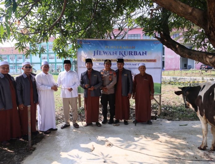 Semarak Iduladha 1447 H, Menteri Nusron Salurkan Hewan Kurban ke Pondok Pesantren Attaqwa