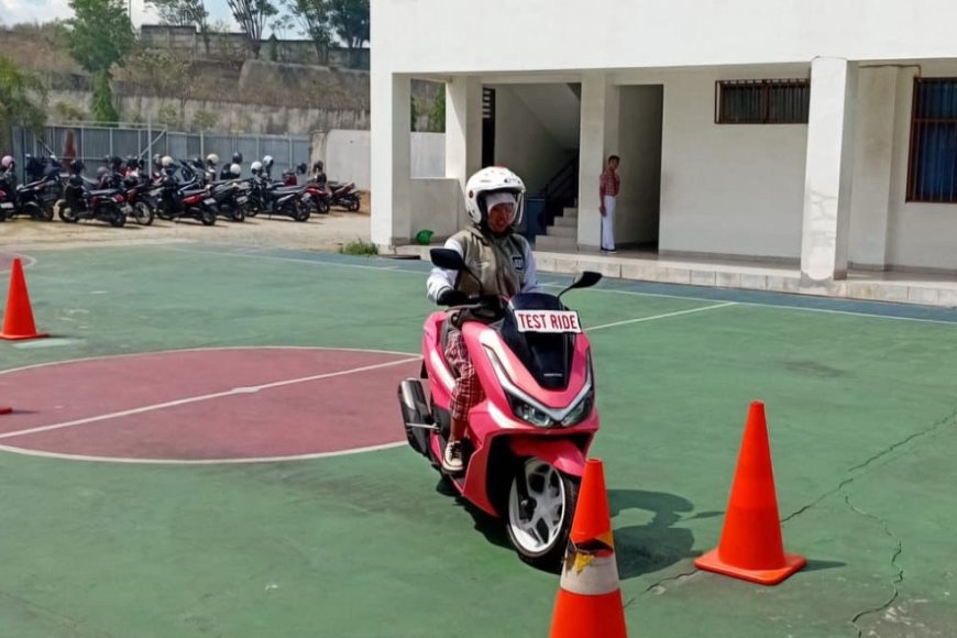 Tips Berkendara Honda: Wanita ke Sekolah dengan Semangat #Cari_Aman Biar Happy