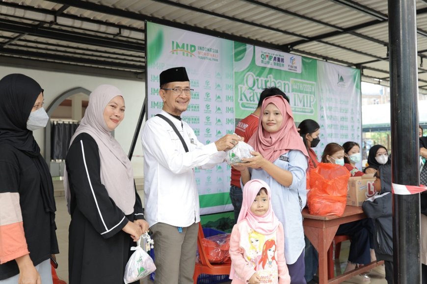 IMIP Bagikan 1.800 Paket Daging Kurban untuk Warga Bahodopi