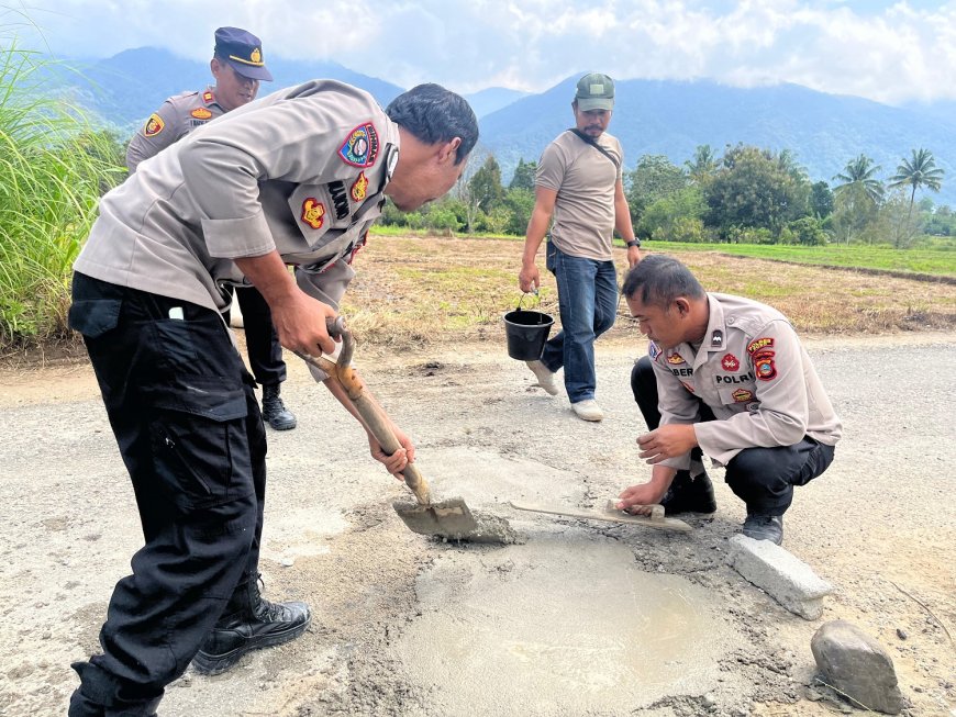 Polsek Lore Selatan Cor Jalan Berlubang
