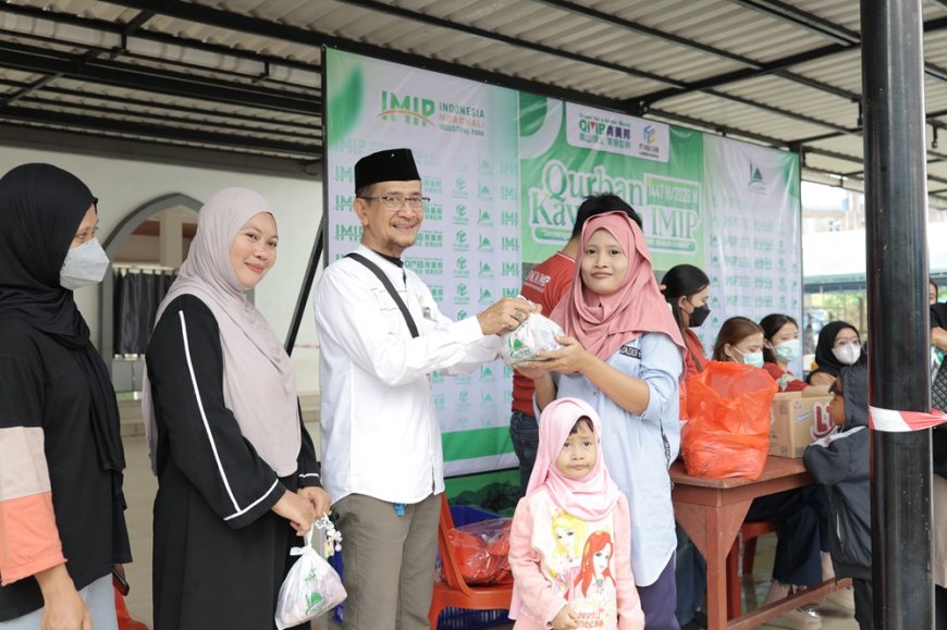 IMIP Bagikan 1.800 Paket Daging Kurban untuk Warga Bahodopi