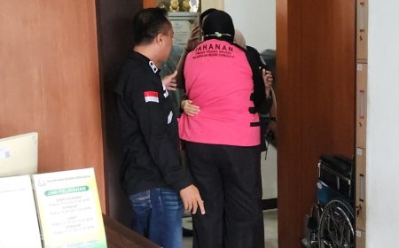 Penahanan Tersangka Korupsi PDAM Uwe Lino Donggala Diwarnai ‘Drama Air Mata’