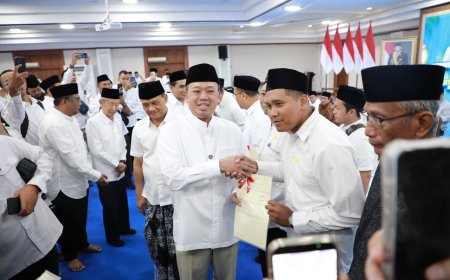 Menteri Nusron Serahkan 243 Sertipikat Tanah Wakaf di Jawa Tengah