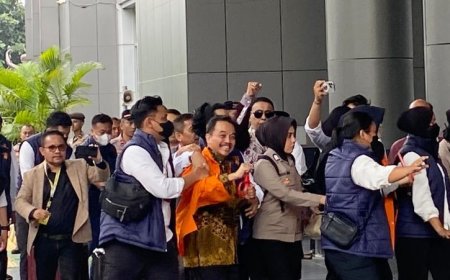 Pakai Baju Oranye Tahanan, Roy Suryo dan Tifa Tiba di Kejari Jaksel