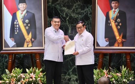 DKI Jakarta HUT ke-499, Wamen Ossy Serahkan 499 Sertipikat ke Gubernur Pramono Anung
