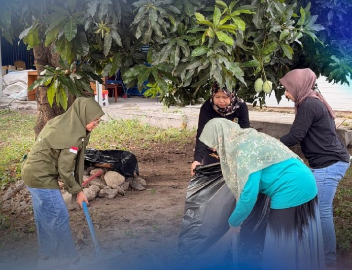 Kantah Kota Palu Bersih-bersih Lingkungan Kantor